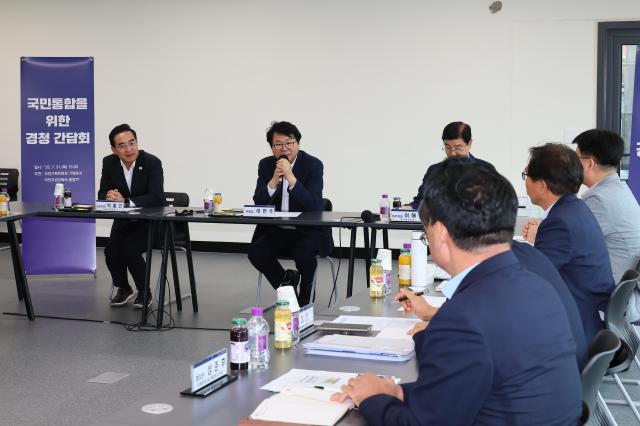 이한주 국정기획위원장이 31일 진행된 국민통합을 위한 경청 간담회에서 발언하고 있다사진국정기획위원회