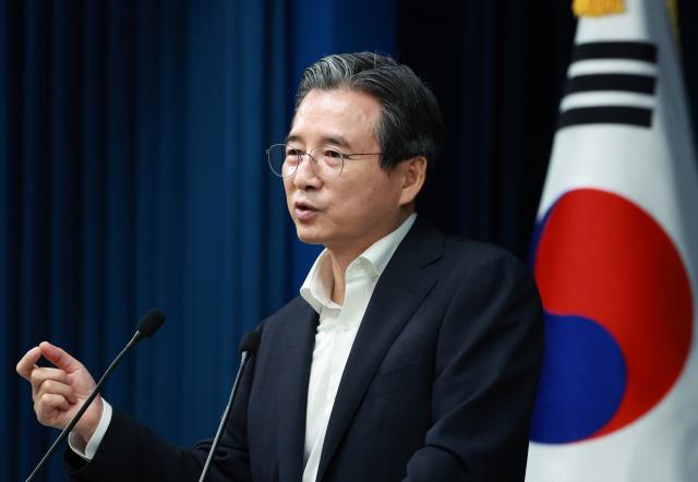 김용범 대통령실 정책실장이 31일 서울 용산 대통령실 청사에서 한미 관세 협상 타결 관련 브리핑 뒤 취재진의 질문에 답하고 있다사진연합뉴스