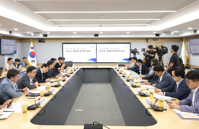 31일 오후 경기도청 서희홀에서 김동연 경기도지사 김성중 행정1부지사 고영인 경제부지사 등이 참석한 한미관세 협상 타결에 따른 경기도 특별지원대책 회의에서 모두발언을 하고있다 사진경기도