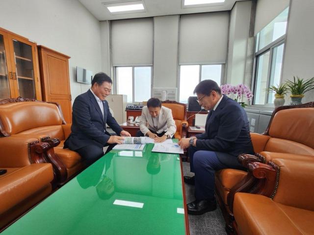 국회 예결위원장과 서삼석 국회의원을 만나 예산 협조를 요청하고 있는 김산 군수사진무안군