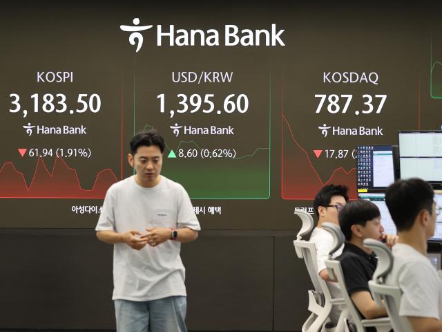 1일 서울 중구 하나은행 본점 딜링룸 현황판에 장 초반 코스피 지수가 표시돼 있다 사진연합뉴스