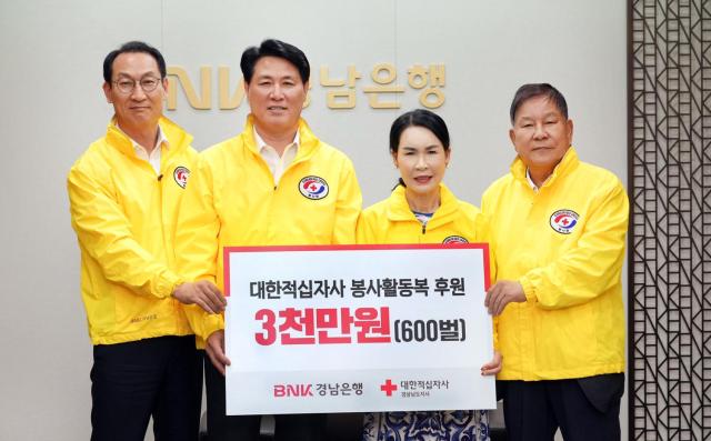 1일 경남 창원 BNK경남은행 본점에서 열린 봉사활동복 전달식에서 왼쪽부터 구태근 경남은행 상무 김태한 경남은행장 박희순 대한적십자사 경남지사 회장 최충경 대한적십자사 회장 자문위원이 기념 촬영하는 모습 사진경남은행