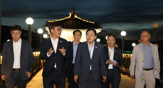 신임 최휘영 문화체육관광부 장관이 지난달 31일 취임 후 첫 일정으로 아시아태평양경제협력체APEC 정상회의’ 개최지인 경주를 찾아 야간 경관 조성 현장을 살펴보고 있다 사진문체부
