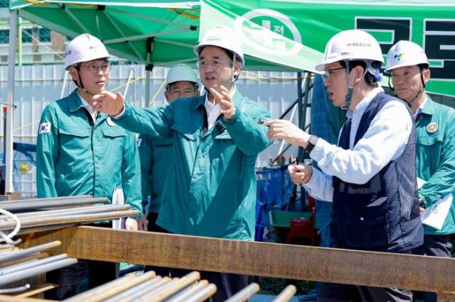 이동환 고양시장이 ‘원흥 복합문화센터 건립 공사 현장’을 둘러보고 있다 사진고양시