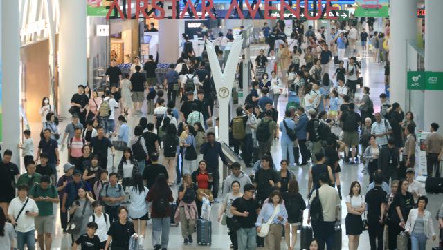 인천국제공항 면세점이 해외로 떠나는 여행객 등으로 붐비고 있다 사진연합뉴스