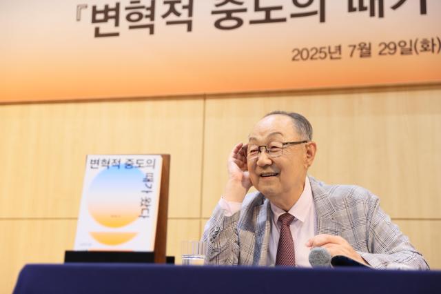 백낙청 서울대 명예교수가 지난 7월 29일 서울 마포구 창비사옥에서 열린 기자간담회에서 발언하고 있다 사진창비
