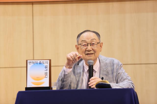 백낙청 서울대 명예교수가 지난 7월 29일 서울 마포구 창비사옥에서 열린 기자간담회에서 발언하고 있다 사진창비