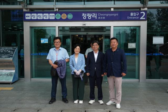 KTX-이음을 타고 찾아가는 의정활동을 펼치고 있는 영천시의회의 의원들이 청량리역에 도착해 기념촬영 하고 있다 사진영천시의회