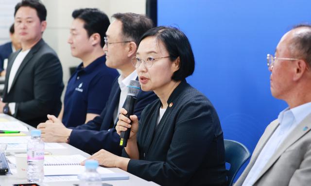 소상공인과 만난 한성숙 중기부 장관
서울연합뉴스 진연수 기자 한성숙 중소벤처기업부 장관이 30일 오후 서울 종로구 소상공인시장진흥공단 서울중부센터에서 열린 소상공인 회복과 안전망 확충을 위한 릴레이 간담회에서 인사말을 하고 있다 2025730
jin90ynacokr2025-07-30 145115
저작권자 ⓒ ㈜연합뉴스 무단 전재 재배포 금지 AI 학습 및 활용 금지저작권자 ⓒ ㈜연합뉴스 무단 전재 재배포 금지 AI 학습 및 활용 금지