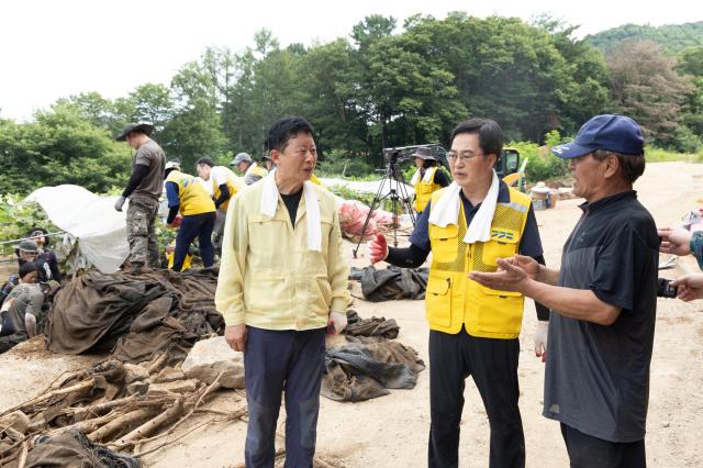 지난 7월 31일 오전 김동연 경기도지사가 가평군 호우피해 지역을 방문해 수해복구 자원봉사를 하고 있다 사진경기도