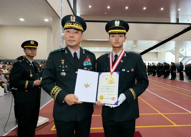 1일 전북 익산 육군부사관학교에서 열린 25-2기 민간·장기복무·현역·예비역과정 육군 부사관 임관식에서 김진철소장 교육사령관 직무대리가 국방부 장관상을 수상한 정민규 하사에게 상장을 수여한 후 기념 촬영하고 있다 사진연합뉴스