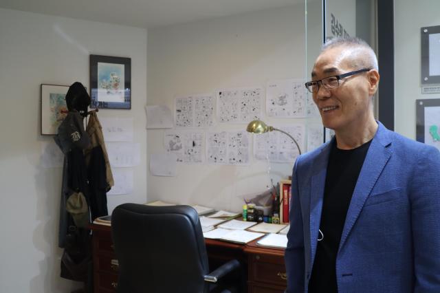 작업실을 바라보고 있는 김수정 작가 사진 김호이 기자