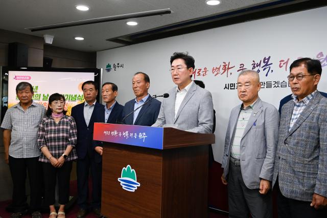 원강수 시장이 시정 브리핑을 진행하고 있다 사진원주시