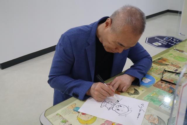 둘리를 그리고 있는 김수정 작가 사진 김호이 기자