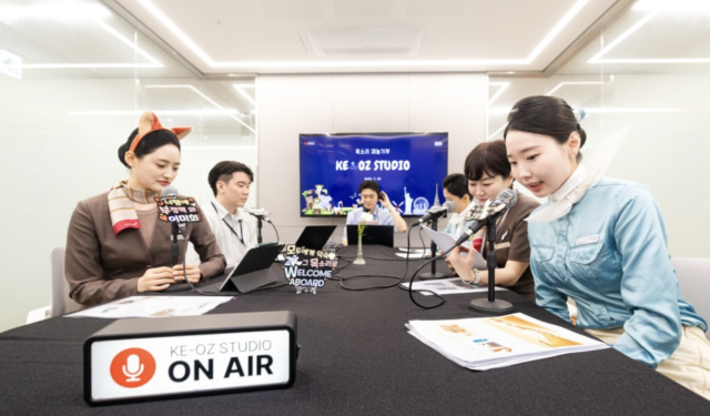 대한항공과 아시아나항공 임직원들이 동화책을 낭독·녹음하며 독서 소외계층을 위한 오디오북을 제작하고 있다 사진대한항공