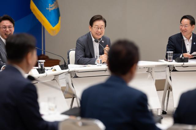 이재명 대통령이 1일 서울 용산 대통령실 청사에서 전국 시도지사 간담회를 하고 있다 사진대통령실