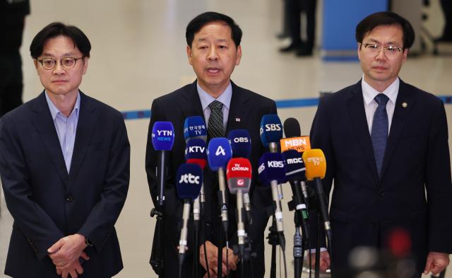 미국과의 무역협상을 마친 구윤철 경제부총리가 1일 인천국제공항 제2여객터미널을 통해 귀국해 취재진 질문에 답하고 있다 왼쪽부터 김정관 산업통상자원부 장관 구 부총리 여한구 통상교섭본부장 사진연합뉴스