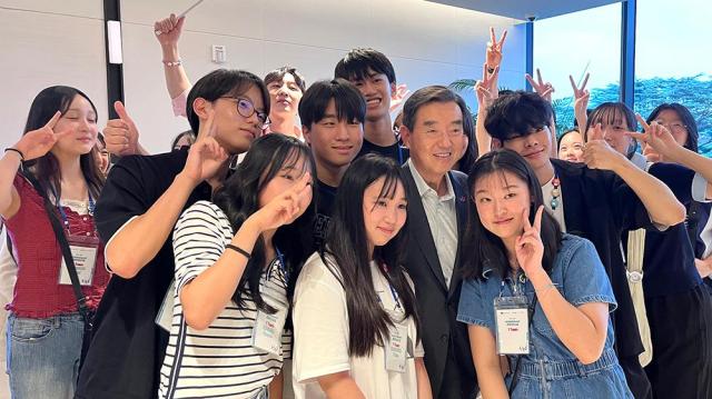 1일 제28회 한일 고등학생 교류캠프에 참가한 한·일 고등학생 들이 김윤 회장사진 중앙과 기념촬영 하고 있다 사진아우름유니버스