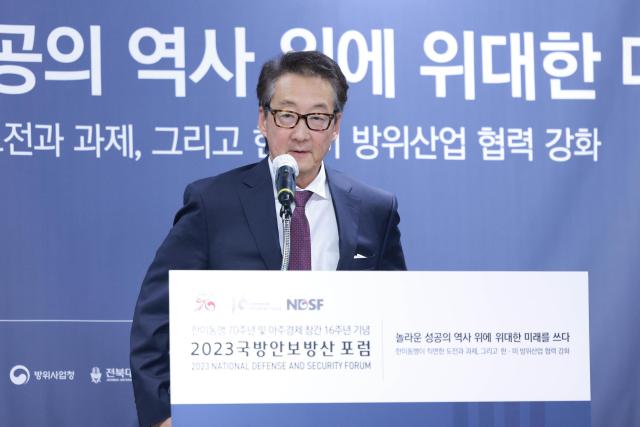 빅터 차 미 전략국제문제연구소 교수가 2023년 11월 16일 서울 영등포구 켄싱턴호텔 여의도에서 열린 2023 국방안보포럼에 참석해 축사를 하고 있다 사진유대길 기자 dbeorlf123ajunewscom