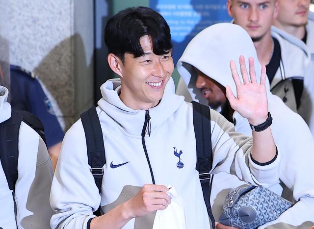 잉글랜드 프리미어리그 토트넘 홋스퍼 손흥민이 1일 인천국제공항 제1터미널을 통해 입국하며 팬들에게 손을 흔들고 있다 사진연합뉴스