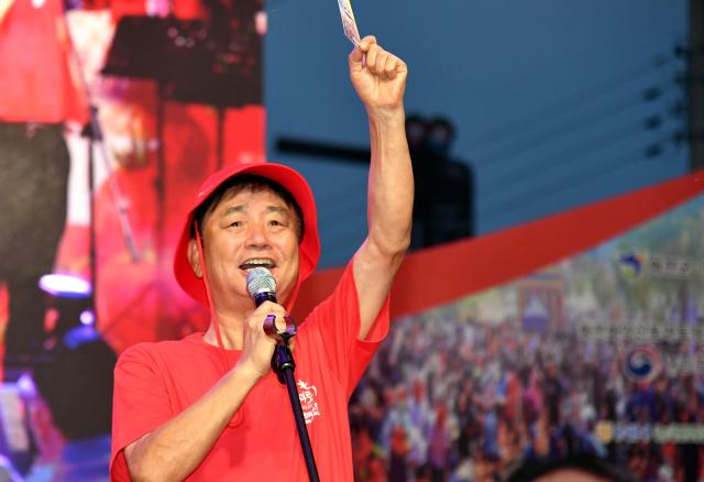 2025 화천토마토축제가 지난 1일 화천군 사내면 사창리 문화마을 일대에서 사흘 간의 일정으로 개막했다 최문순 화천군수가 개막행사에서 축제 개막을 선포하고 있다사진화천군