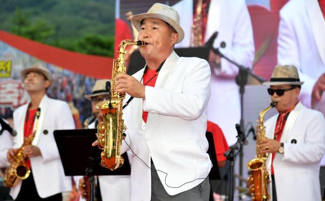 2025 화천토마토축제가 지난 1일 화천군 사내면 사창리 문화마을 일대에서 사흘 간의 일정으로 개막했다 1일 개막 선포식에 앞서 지역주민들이 관광객들을 대상으로 축하공연을 펼치고 있다사진화천군