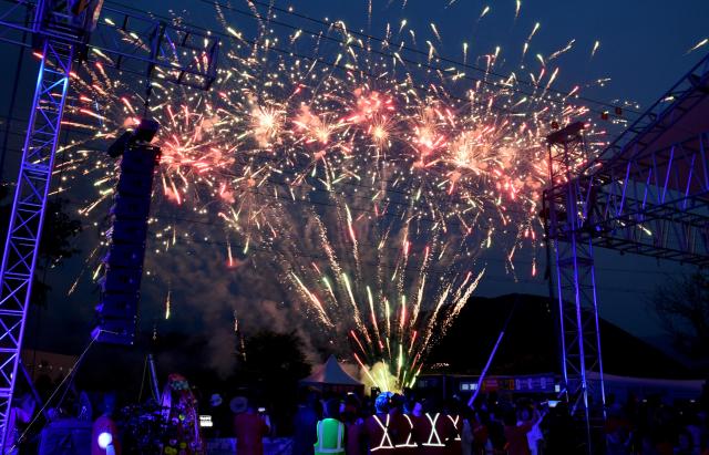 2025 화천토마토축제가 지난1일 화천군 사내면 사창리 문화마을 일대에서 사흘 간의 일정으로 개막했다 1일 개막 선포식에 이어 화려한 불꽃이 관광객들의 눈길을 사로잡고 있다사진화천군