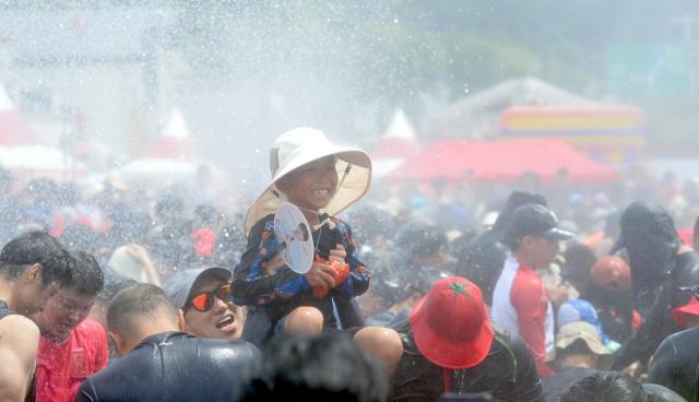 2일 2025 화천토마토축제장을 방문한 어린이가 메인 프로그램인 황금반지를 찾아라에서 즐거움을 만끽하고 있다사진화천군