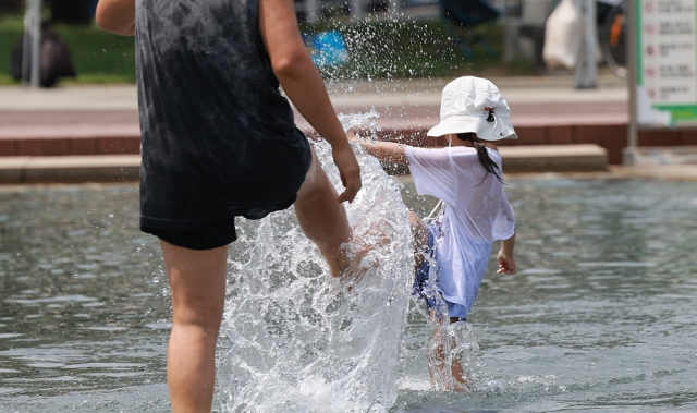 Torrential downpours return to Korea amid unrelenting heat and tropical nights