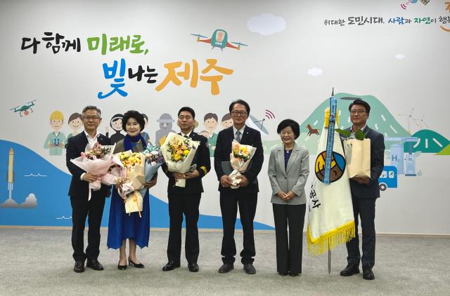 제주관광공사사장 고승철가 진명기 제주특별자치도 행정부지사로부터 국무총리 표창을 받았다 사진제주관광공사