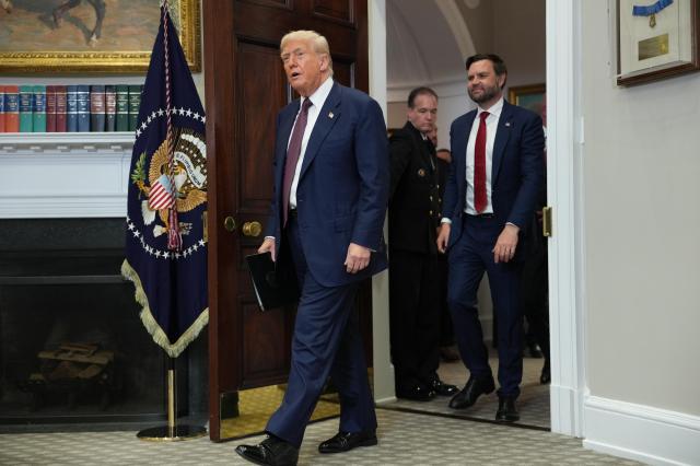 US President Donald Trump and Vice President JD Vance arrive for an executive order signing ceremony in the Roosevelt Room of the White House July 31 AP-Yonhap