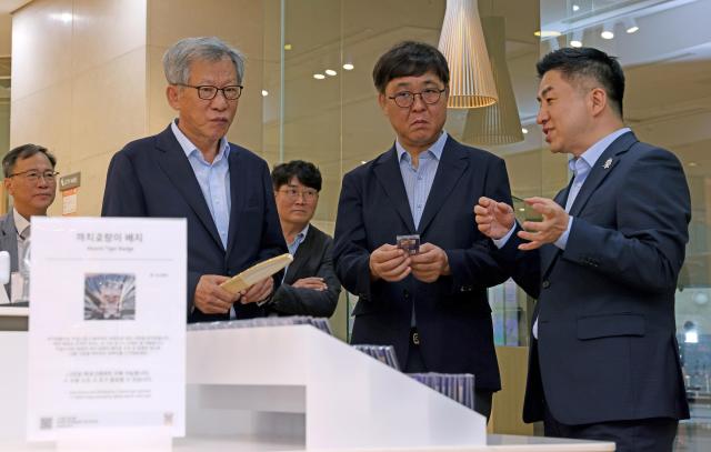 최휘영 문화체육관광부 장관이 3일 서울 용산구 국립중앙박물관을 찾아 유홍준 국립중앙박물관장과 함께 박물관 상품 뮷즈MUDS 판매 상황을 점검하고 있다 사진문화체육관광부