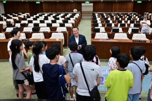 서울시의회 찾은 강북구 어린이들… 이종환 부의장 미래 시민의 주역, 환영합니다