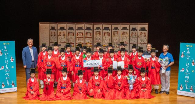 지난 2일 서울남산국악당 크라운해태홀에서 열린 제13회 모여라 한음 영재들 경연대회에서 윤영달 크라운해태 회장왼쪽 첫번째이 종합대상교육부장관상을 수상한 우리 소리 비추는 아이들과 기념촬영을 하고 있다 사진크라운해태