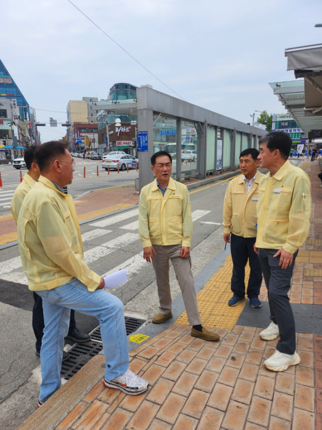 정장선 평택시장이 평택역 광장을 점검하고 있다 사진평택시