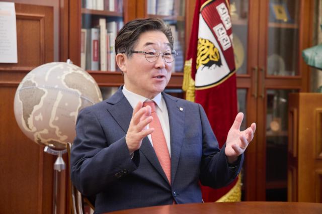 김동원 고려대 총장은 아주경제와 인터뷰하면서 연구경쟁력 강화를 중심축으로 삼아 ‘글로벌 연구 중심 대학’으로의 전환을 본격화하고 있다 2040년까지 연구경쟁력 세계 20위권 진입을 목표로 하고 있다고 밝혔다 사진고려대
