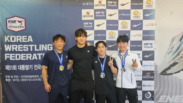 강원도 양구에서 개최된 제 51회 대통령기 전국 시도대항 레슬링대회에서 金 1 銀2 획득한 칠곡군청 레슬링팀 선수들이 기념촬영 하고 있다 사진칠곡군