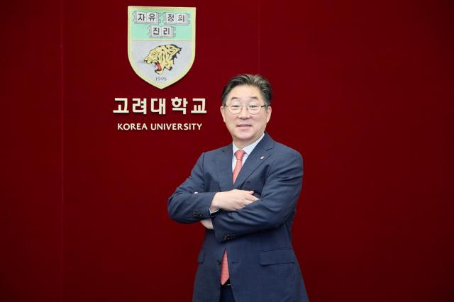 김동원 고려대 총장은 아주경제와 인터뷰하면서 AI시대가 고도화될수록 인권 공정성 안보 등 다양한 이슈에 대한 철학적 사유와 윤리적 성찰이 필요하다는 점에서 인문학적 사회과학적 소양을 갖춘 인재를 길러내야 한다고 말했다