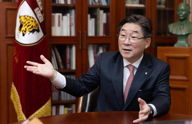 김동원 고려대 총장은 아주경제와 인터뷰하면서 2040년까지 고려대 교수 및 교우 가운데 노벨상 필즈상 튜링상 수상자 3명을 배출할 수 있도록 지원하는 Crimson Project를 본격 추진하고 있다고 밝혔다사진유대길 기자 dbeorlf123ajunewscom