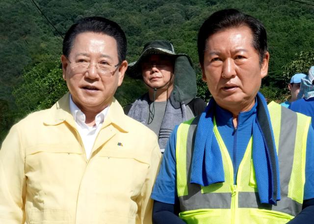 정청래 후보와 김영록 지사가 지난달 22일 나주 다시면 수해복구 봉사활동중 찍은 사진사진전남도