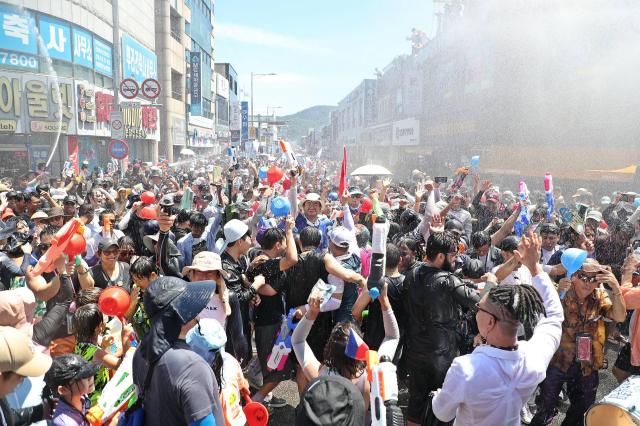 제18회 정남진 장흥 물축제가 8월 3일 9일 간의 일정을 모두 마치고 막을 내린 가운데 축제 기간 중 살수대첩 거리 퍼레이드사진장흥군