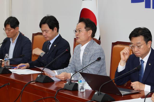 더불어민주당 허영 원내정책수석이 3일 서울 여의도 국회에서 열린 노조법 2·3조 개정 관련 기자간담회에서 발언하고 있다
왼쪽부터 정흥준 서울과학기술대 교수 김현정 원내대변인 허영 원내정책수석 이용우 원내부대표 사진연합뉴스