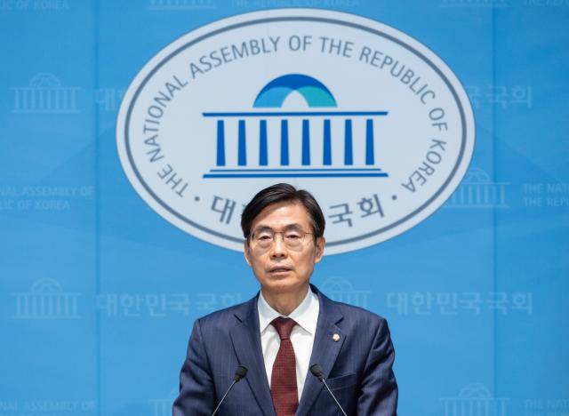 국민의힘 당 대표 선거 출마 선언을 한 조경태 의원이 27일 국회에서 당내 혁신 세력 후보 단일화를 촉구하는 기자회견을 하고 있다 사진연합뉴스