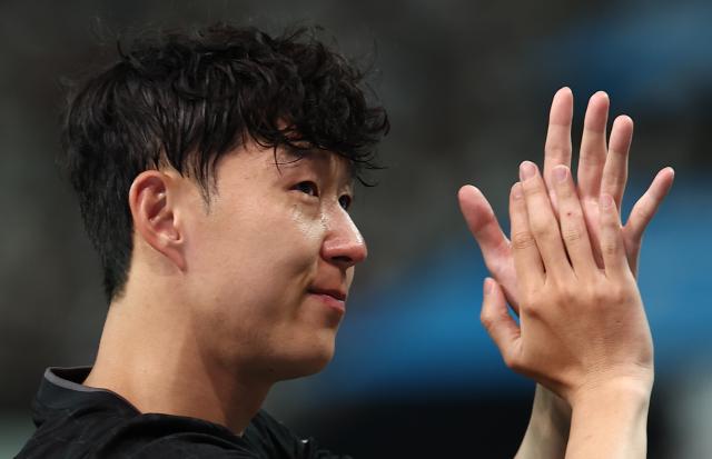 올여름 팀을 떠나기로 한 토트넘 홋스퍼 손흥민이 3일 서울월드컵경기장에서 열린 2025 쿠팡플레이 시리즈 뉴캐슬 유나이티드와의 친선경기가 끝난 뒤 눈물을 흘리고 있다 사진연합뉴스