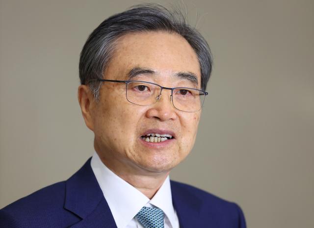 조현 외교부 장관이 지난 3일 인천국제공항 제2여객터미널을 통해 귀국해 취재진 질문에 답하고 있다 사진연합뉴스