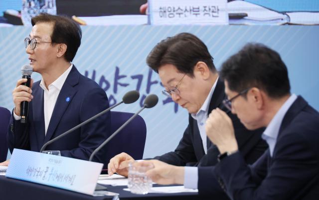  전재수 해양수산부 장관이 25일 부산 부경대에서 이재명 대통령이 참석한 가운데 열린 타운홀미팅 부산의 마음을 듣다 간담회에서 발언하고 있다 2025725 사진연합뉴스
