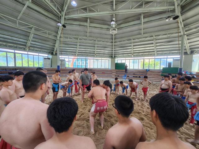 구례군이 지난 7월 30일 공설씨름장에서 2025년 전지훈련 멘토링 프로그램을 진행하고 있다 사진구례군