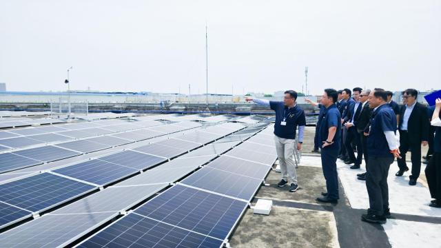 Các đại biểu tham quan hệ thống điện mặt trời áp mái tại SEV ẢnhSamsung Việt Nam