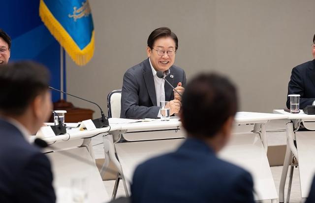 Lee takes summer vacation while preparing for upcoming summit with Trump