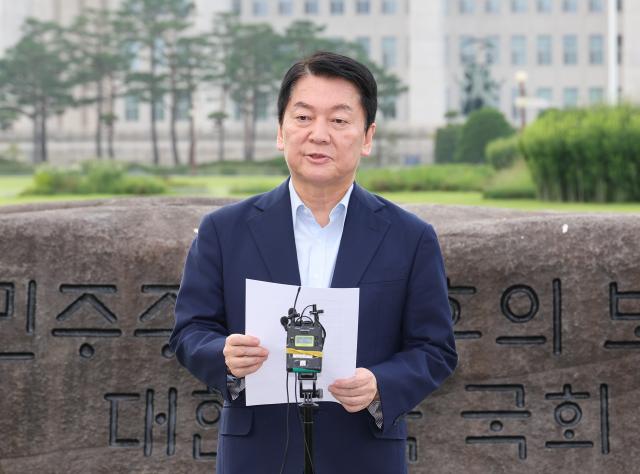 안철수 국민의힘 의원이 29일 서울 여의도 국회 상징석 앞에서 당대표 선거 출마 선언 내란 특검 관련 기자회견을 하고 있다 사진연합뉴스